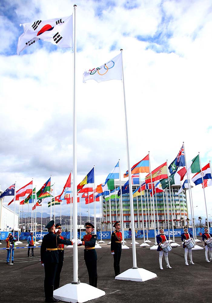 The Taegeukgi (left), the Korean national flag, is being raised at the Olympic Village in Sochi on February 5. (Photo courtesy of the Korean Olympic Committee)
