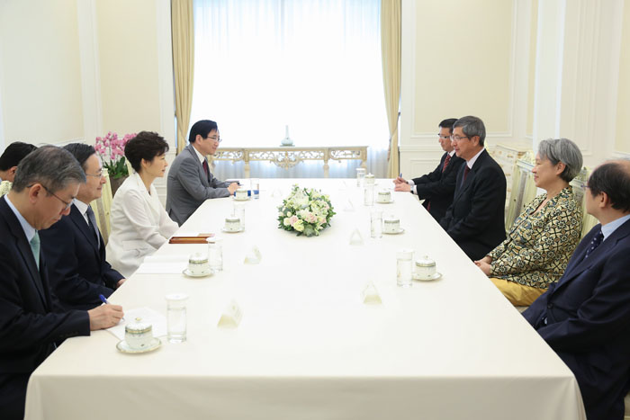  (Top) President Park Geun-hye (right) receives Temasek CEO Ho Ching (second from left) and Chairman Lim Bun Heng (third from left). (Bottom) President Park Geun-hye (left) discusses mutual cooperation with Temasek executives. (photos: Cheong Wa Dae) 