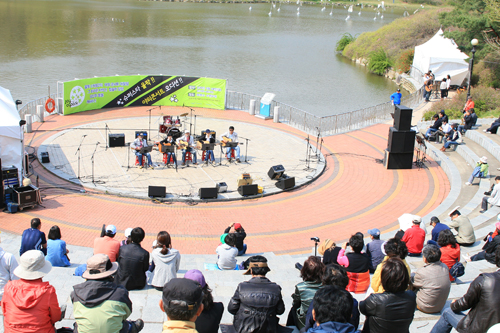 A variety of performances are presented on the outdoor stage in Olympic park (photo courtesy of Olympic Park).