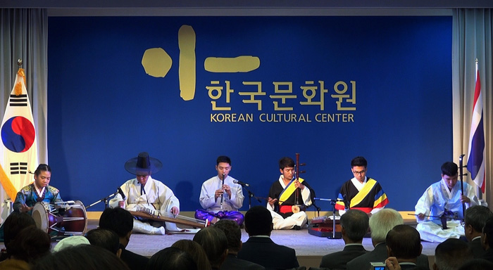 A group from an arts college under the Cultural Ministry of Thailand performs during an opening ceremony for the Korean Cultural Center Thailand which opened on July 4 (photo courtesy of the KCCT).