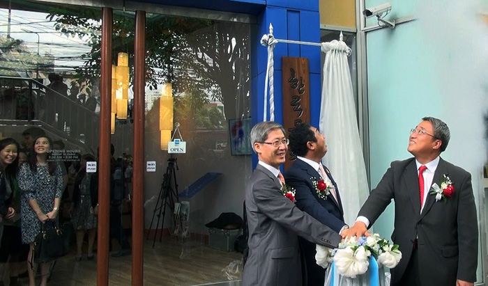 (From left) First Vice Minister Cho Hyeon-jae of Culture, Sports and Tourism, Thai Culture Minister Sontaya Kumplome, and Korean Ambassador to Thailand Jeon Jae-man hold a signboard-hanging ceremony on July 4 (photo courtesy of the KCCT).