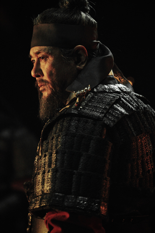 Actor Choi Min-sik plays the heroic commander of the Joseon-era navy, Admiral Yi Sun-sin, in the megahit “The Admiral: Roaring Currents.” (photo courtesy of CJ Entertainment)
