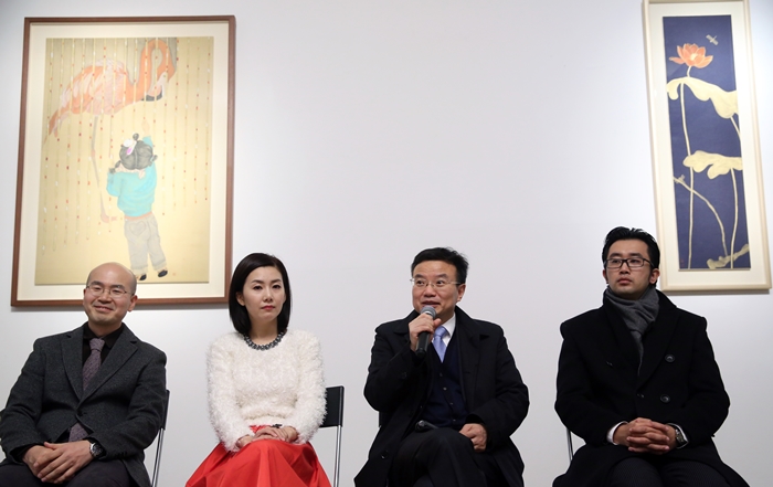 (From right) Alex Gao, director of the Today Art Museum, Peng Feng, professor at the Peking University School of Art, artist Kim Hyun-jung and Lee Dong-cheon, former professor at Myongji University, attend the opening of the 'One Divided into Three: An Exhibition of Three Korean Artists' exhibition in Beijing on November 8.