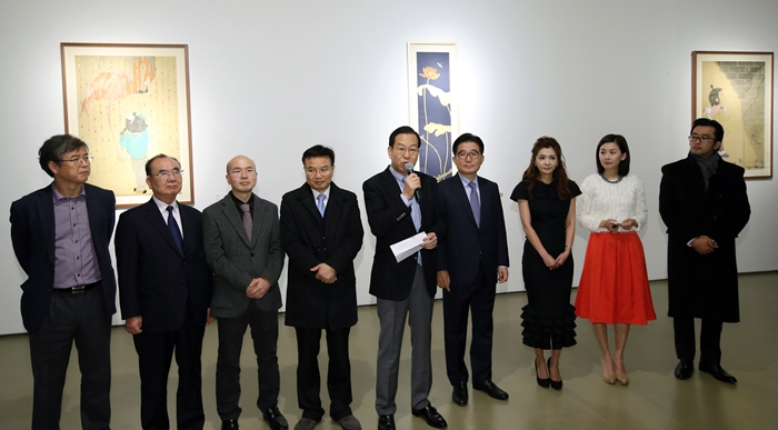  ‘한국예술가 3인전’에서 권영세 주중 한국대사(위 사진 가운데, 아래사진 왼쪽)가 축사를 하고 있다. 