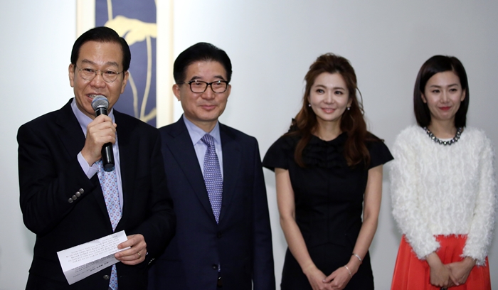 (Bottom) Kwon Young-se (left), Korean ambassador in Beijing, gives his congratulatory remarks during the opening of the 'One Divided Into Three: An Exhibition of Three Korean Artists' exhibition in Beijing on November 8.