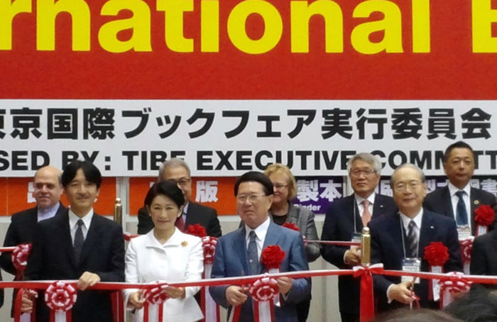 Participants in the Tokyo International Book Fair cut the ribbon during the opening ceremony on July 1.