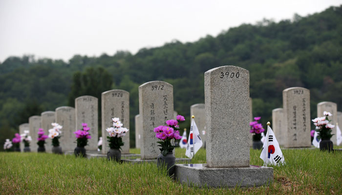 Tombstones for common soldiers are laid out in a row. Each tombstone is engraved with the name of the deceased and the place and time of their death. Some of them are engraved with only a name due to a lack of such information.