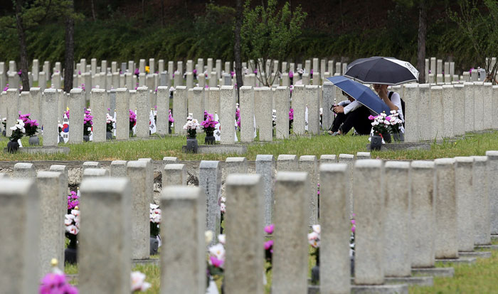 People visit the Seoul National Cemetery on June 5.