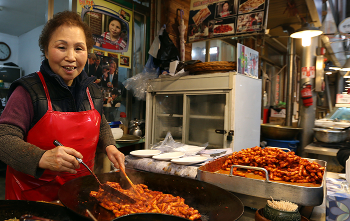 Street vendor Jung Weol-soon has been making <i>tteokbokki</i> stir-fried in oil, a specialty of Tongin Market, for 29 years. When told by some of her friends to put on make-up for the photo, she replied, “It doesn’t matter how I look. It only matters how it tastes.” (photo: Jeon Han)