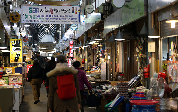 Tongin Market is a traditional market with many small stores squeezed between the alleyways of Seochon in central Seoul. (photo: Jeon Han) 
