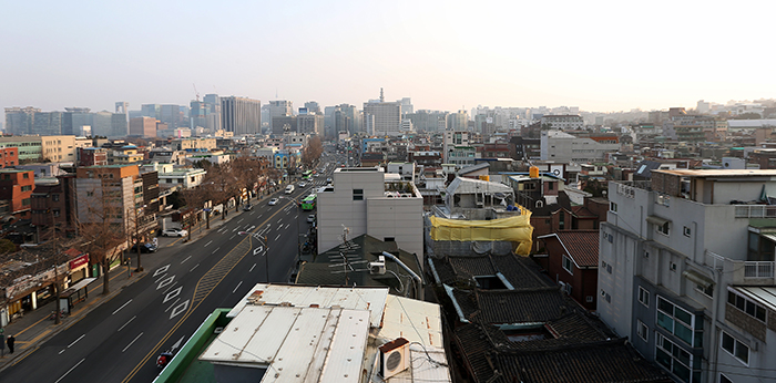 The view of downtown Seoul from atop one of buildings in Tongin Market. The traditional market is surrounded by many tourist spots, including Gyeongbokgung Palace and the neighborhood of Seochon, representing the city in all its many colors. (photo: Jeon Han)