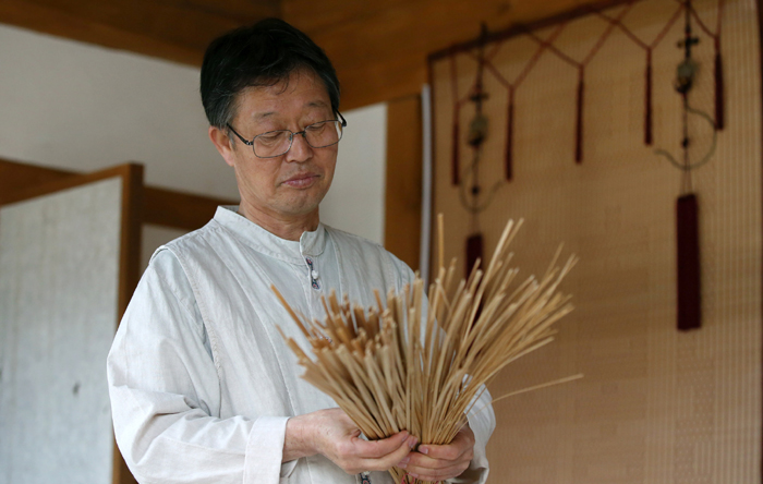 Cho Dae-yong's family has been weaving traditional window blinds out of bamboo and reeds for four generations in Tongyeong, Gyeongsangnam-do. 
