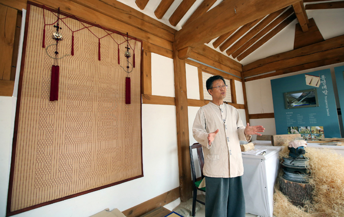Bamboo window blinds master Cho Dae-yong says that bamboo blinds should be left out in the sun for at least one hour per day to make them long-lasting, as they are vulnerable to moisture. He also notes that in winter, they should be kept wrapped in newspaper or in traditional mulberry tree paper.