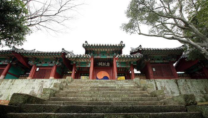 The Tongyeong Chungryelsa is a shrine built in 1606 in Tongyeong, Gyeongsangnam-do, to honor historic deeds by Admiral Yi Sun-sin. 