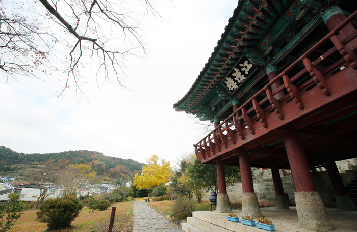 Part of the Tongyeong Chungryelsa, the two-story Kanghanru Pavilion was built in the 19th-century.  