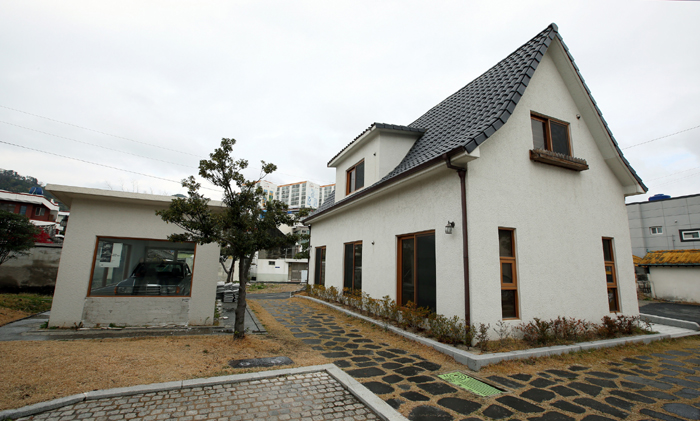 The Isang Yun Memorial has an outdoor replica of the residence where the composer Yun Isang lived in Berlin, Germany. 