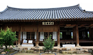 An old Hanok house in Hahoe Village in Andong, North Gyeongsang Province
