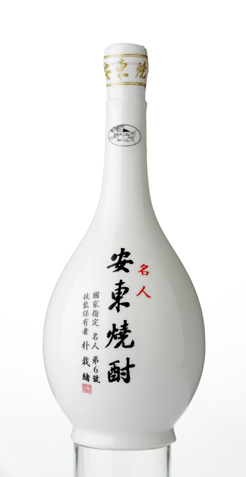  Myeongin Angdong Soju is a home-brewed, distilled liquor, crafted following 500 years of tradition. 
