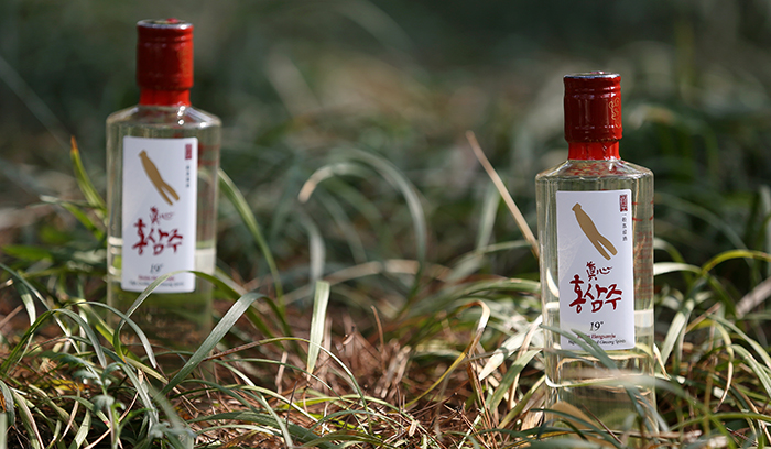  Jinsim Hongsamju is made from extracts of six-year old ginseng and red ginseng. 