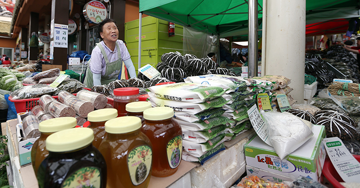 The Jeongseon Five-Day Market features a variety of wild greens and shoppers eager to taste the mountain vegetables. (photos: Jeon Han) 