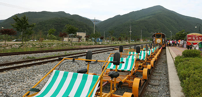 Rail bikes are one of the highlights of the trip to Jeongseon. (photo: Jeon Han) 