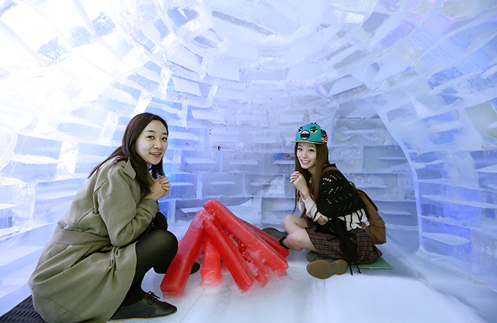 Cecilia Liang (left), a Chinese visitor who came to the museum with her friend, poses for a photo. (photo: Jeon Han)