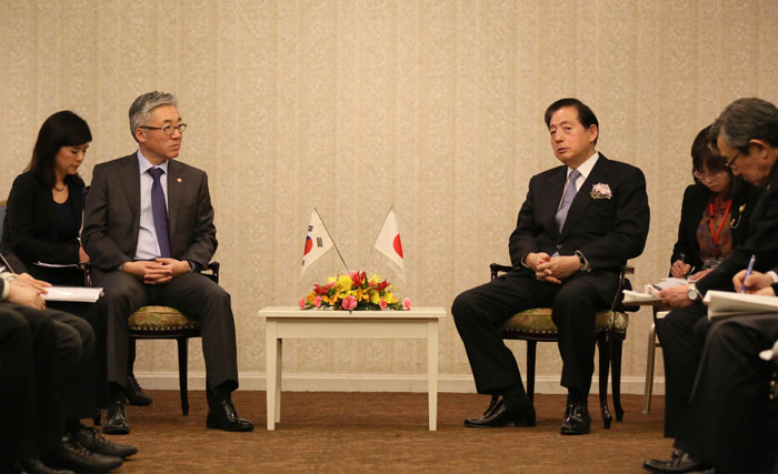 Minister Kim Jongdeok (second from left) holds the Korea-Japan tourism ministers’ meeting with Japanese Minister of Land, Infrastructure, Transport and Tourism Akihiro Ota.
