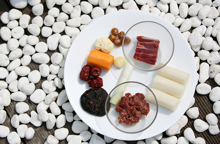 The ingredients for <i>tteokjjim</i> include white rice cake, beef, carrots, chestnuts, jujubes, mushrooms, ginkgo nuts and pine nuts.