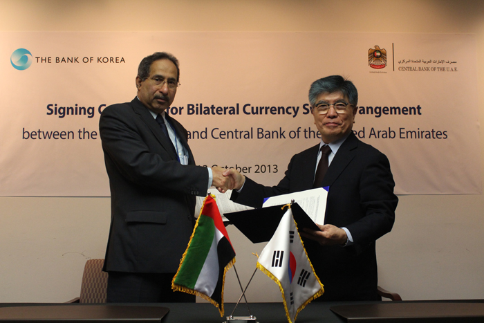 Bank of Korea Governor Kim Choong-soo (right) and his UAE counterpart Sultan Bin Nasser Al Suwaidi of the UAE pose for a photo after signing a currency swap agreement worth USD 5.4 billion, in Washington D.C. on October 13. (photo courtesy of the Bank of Korea)