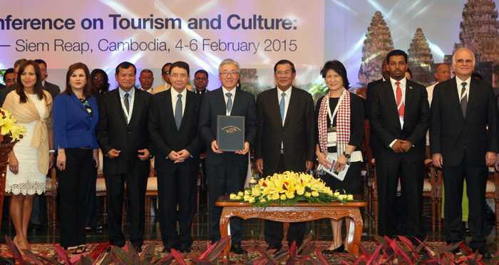 Minister of Culture, Sports and Tourism Kim Jongdeok (center) poses for a photo with UNWTO Secretary General Taleb Rifai, Cambodian Prime Minister Hun Sen and other participants in the UNWTO/ UNESCO World Conference on Tourism and Culture on February 4 in Siem Reap, Cambodia. 