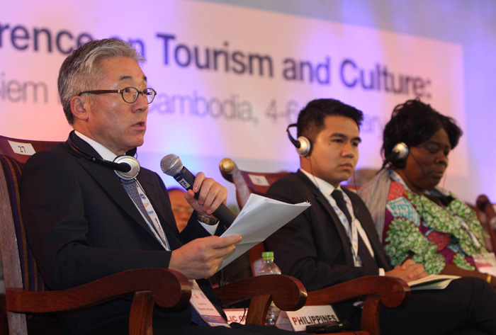 Minister Kim Jongdeok (left) speaks about Korea's successful policy of establishing better cooperation between the culture industry and tourism, at the UNWTO/ UNESCO World Conference on Tourism and Culture.