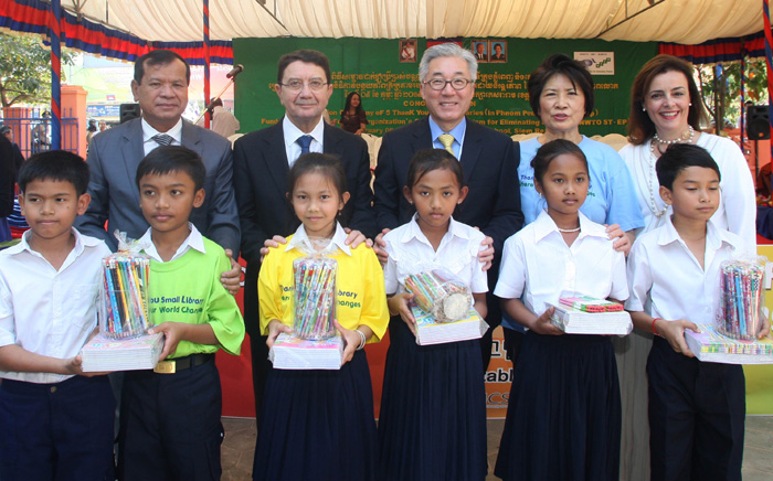 Minister Kim Jongdeok (third from right, second row), UNWTO Secretary General Taleb Rifai, Cambodian Minister of Tourism Thong Khon and STEP Foundation Chairperson Dho Young-shim pose for a photo with Cambodian school children to mark the opening of a new Small Library at Kessaram Elementary School in Siem Reap on February 5.