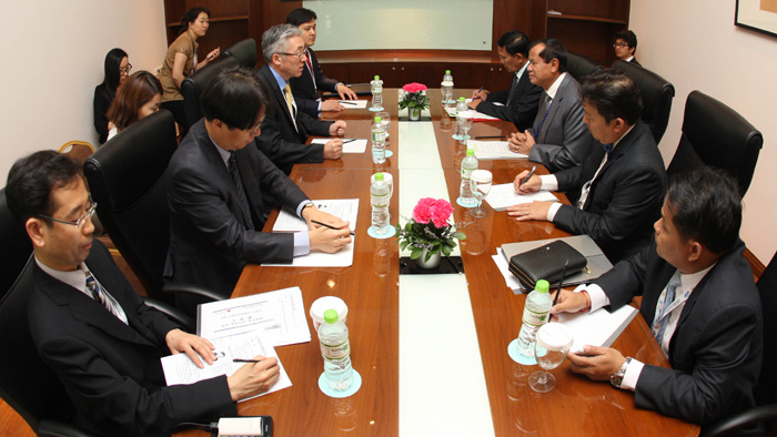 Minister Kim Jongdeok and Cambodian Minister of Tourism Thong Khon discuss measures to expand tourism exchanges between Korea and Cambodia, on February 5.