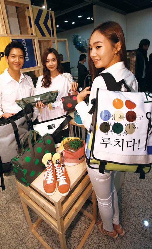 Models show off upcycling products at an exhibit held to mark the founding of the Korea Upcycle Design Association. © Yonhap News