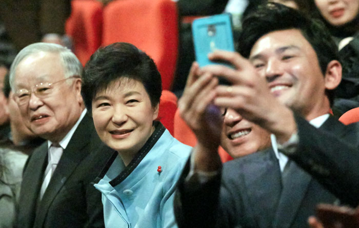 Hwang Jung-min (right), the main actor in “Ode to My Father,” takes a selfie with President Park Geun-hye (second from left).