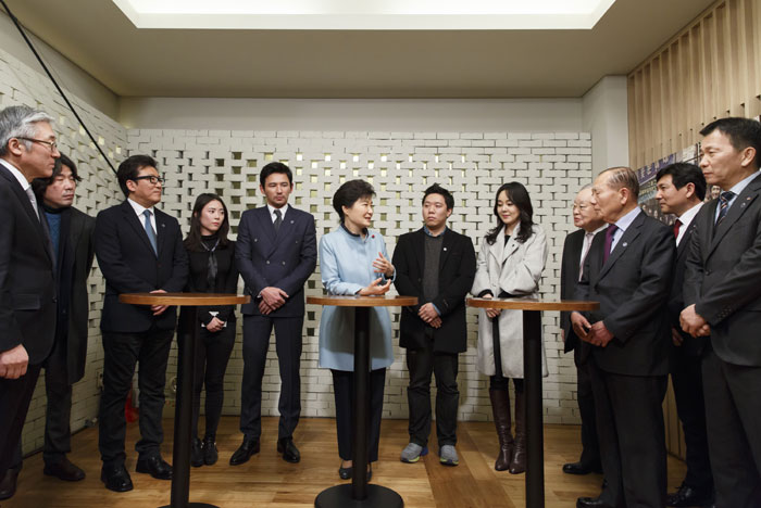 President Park Geun-hye (center), talks with “Ode to My Father” director Yoon Je-kyoon, stars of the movie, including Hwang Jung-min and Kim Yunjin, and representatives of the film industry on January 28.