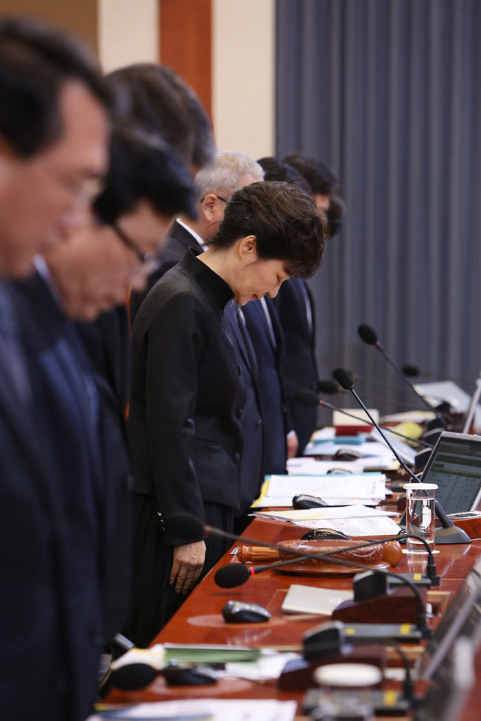 President Park Geun-hye (center) pays silent tribute with members of her cabinet during a meeting at Cheong Wa Dae on April 29. (photo: Cheong Wa Dae)