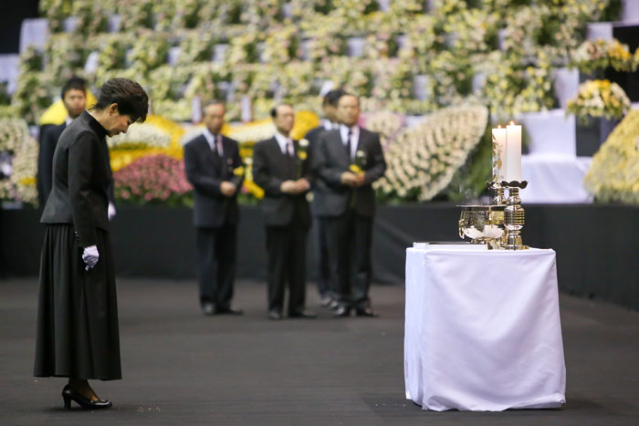 President Park Geun-hye (left) pays silent tribute to the victims of the <i>Sewol</i> ferry sinking. (photo: Cheong Wa Dae)