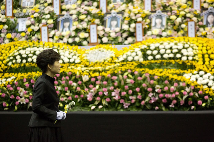 President Park Geun-hye offers her condolences to the victims of the <i>Sewol</i> ferry disaster at the official memorial altar in Ansan, Gyeonggi-do (Gyeonggi Province), on April 29. (photo: Cheong Wa Dae)