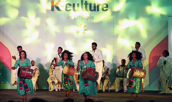 Dancers from the Ethiopian National Theatre put on a traditional dance with singing and drumming in the ‘K-culture in Ethiopia’in Addis Ababa on May 28. 