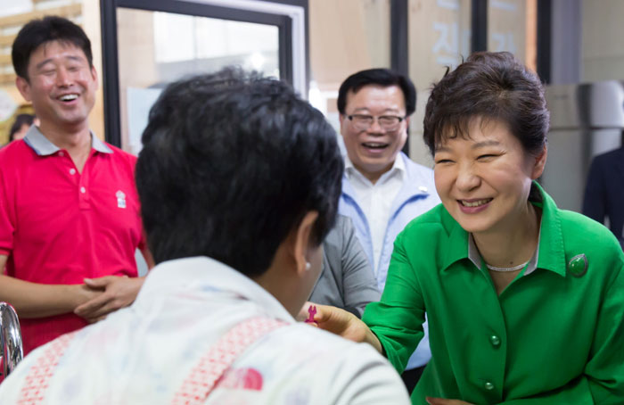 President Park Geun-hye (right) meets with staff of a local food outlet in Gimpo, Gyeonggi Province, on July 11. (photo: Cheong Wa Dae)