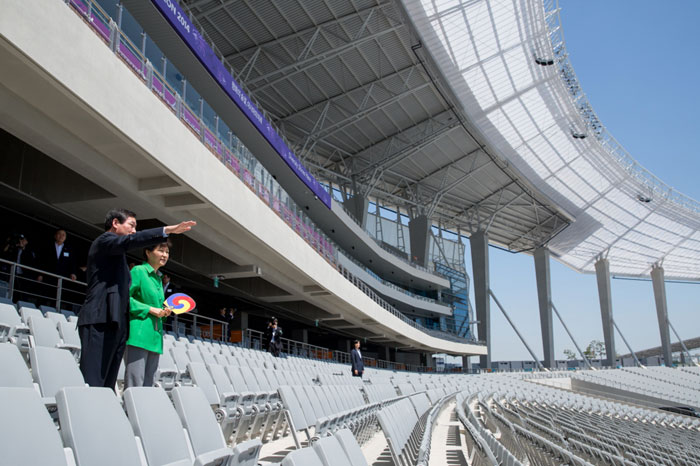 On July 11, President Park Geun-hye (second from left) and Incheon Mayor Yoo Jeong-bok inspect the main stadium to be used for the Incheon Asian Games 2014. (photo: Cheong Wa Dae)