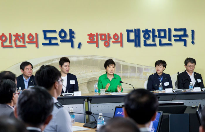 President Park Geun-hye (center) emphasizes flawless safety management and preparation for the Incheon Asian Games, at a meeting on July 11. (Photo: Cheong Wa Dae)