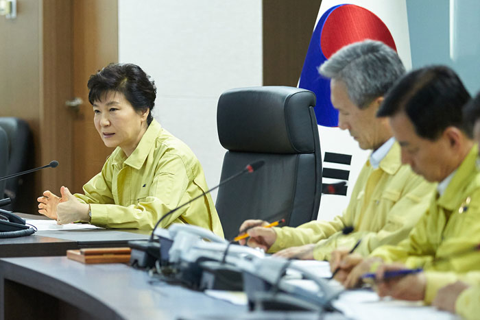 President Park Geun-hye (left) convenes an emergency meeting of the NSC in regard to North Korea’s provocations on Aug. 20.