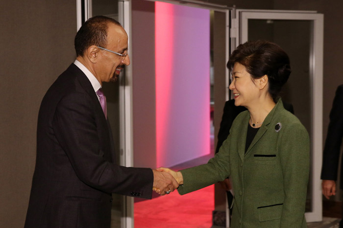 President Park Geun-hye (right) shakes hands with Saudi Aramco President and CEO Khalid A. Al-Falih in Davos, Switzerland, on January 22. (Photo: Cheong Wa Dae)