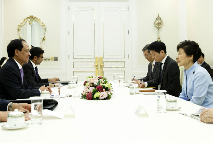 President Park Geun-hye (right) meets with Le Luong Minh, the secretary general of ASEAN, at Cheong Wa Dae on October 8. 