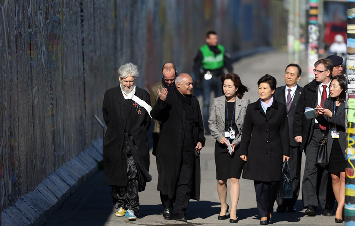 President Park Geun-hye appreciates the wall paintings at the East Side Gallery in Berlin on March 27. (photo: Jeon Han)