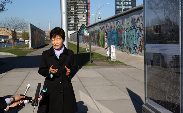 President Park Geun-hye speaks to journalists after viewing the artwork in the photo exhibition along the East Side Gallery of the Berlin Wall, in Berlin on March 27. (photo: Jeon Han)