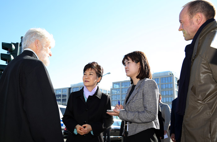 President Park Geun-hye (second from left) talks with German stage director and artist Achim Freyer after viewing the artwork in a photo exhibition at the Grünes Band, Berlin, on March 27. (photo: Jeon Han)