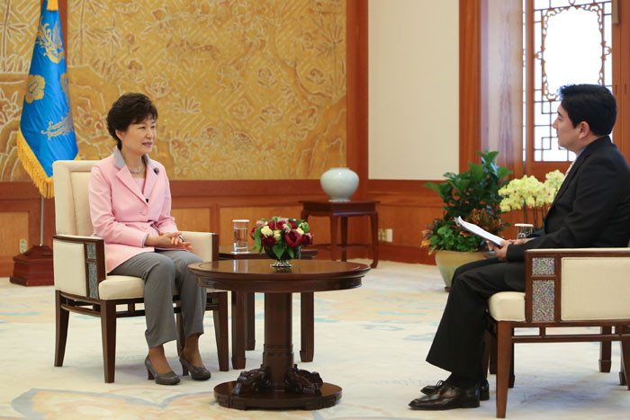 President Park Geun-hye (left) during an interview with China’s state broadcaster CCTV on July 2 at Cheong Wa Dae. (photo: Cheong Wa Dae)